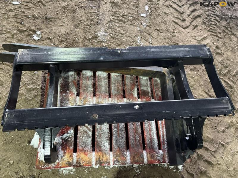 Pallet forks with Volvo hitch 10