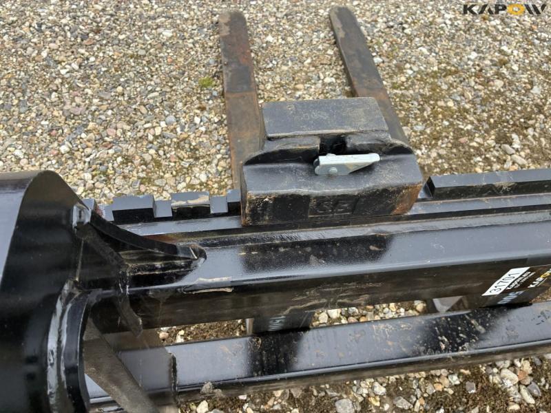 Pallet forks with Volvo hitch 11