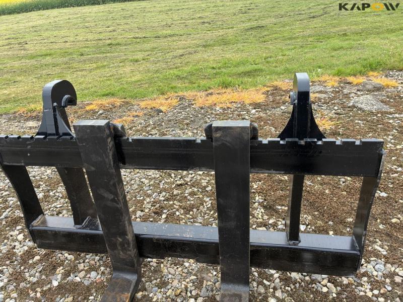Pallet forks with Volvo hitch 13