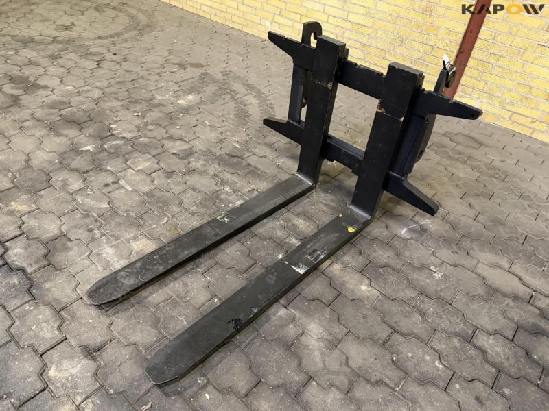 Pallet forks with Weidemann hitch 1