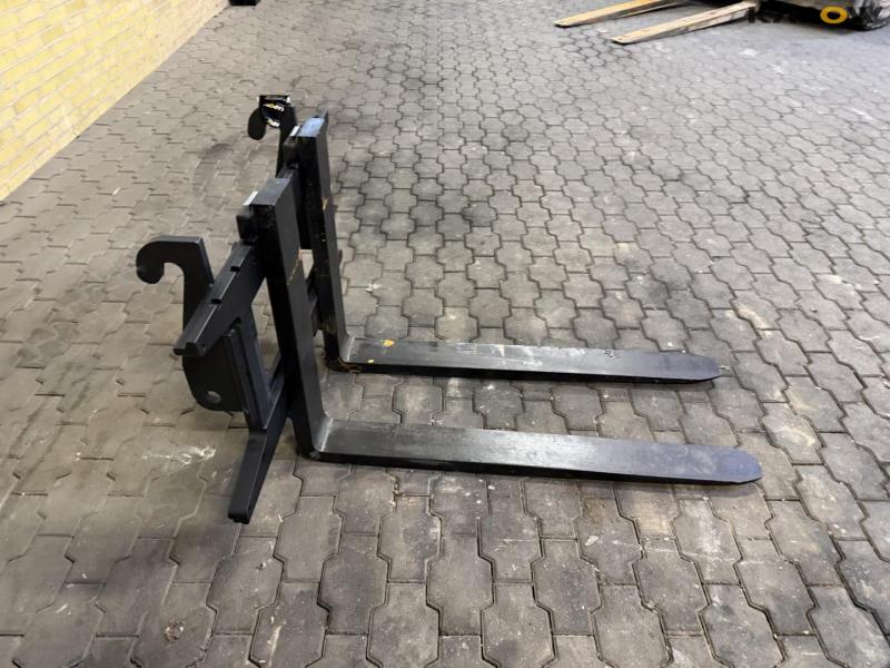 Pallet forks with Weidemann hitch 4