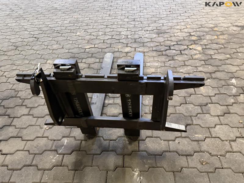 Pallet forks with Weidemann hitch 6