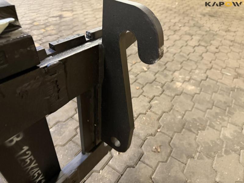 Pallet forks with Weidemann hitch 11