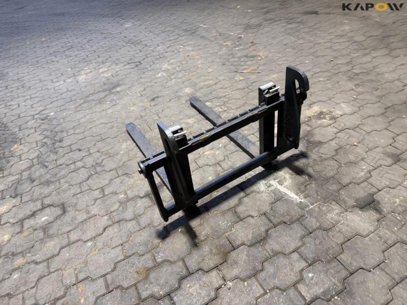 Pallet forks with Weidemann hitch 7