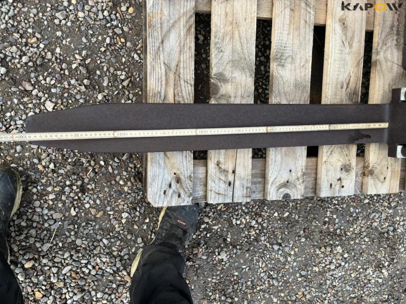 Pallet forks on heavy-duty frame 5