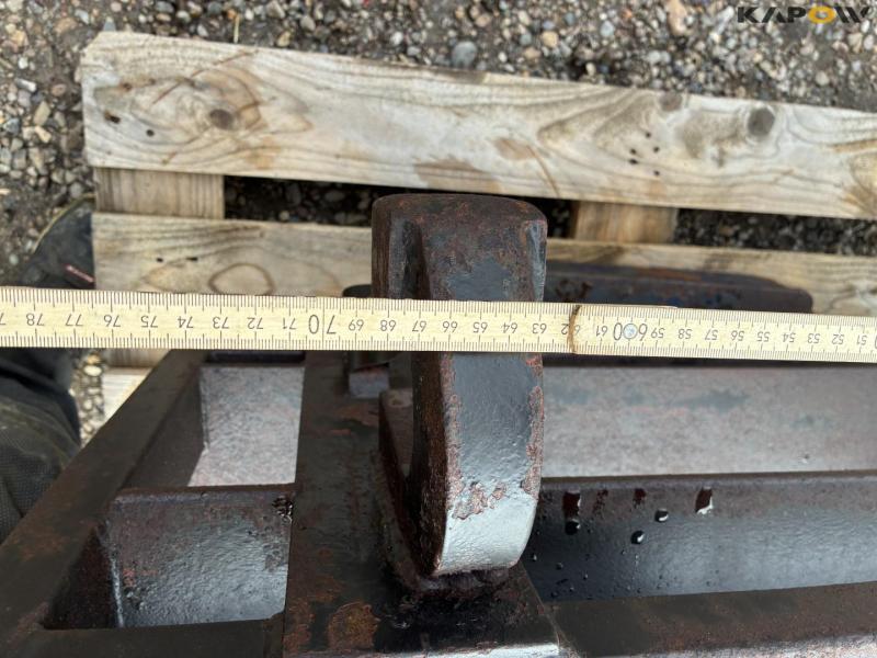 Pallet forks on heavy-duty frame 13