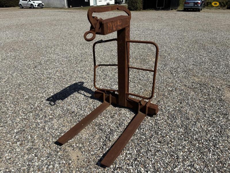 Pallet forks for crane 1