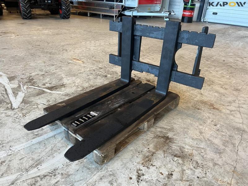 Pallet forks with Hydrema hitch 1