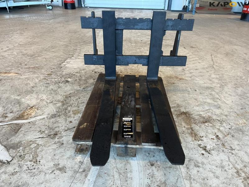 Pallet forks with Hydrema hitch 2