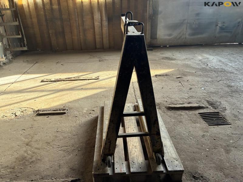Pallet lifter for crane 2