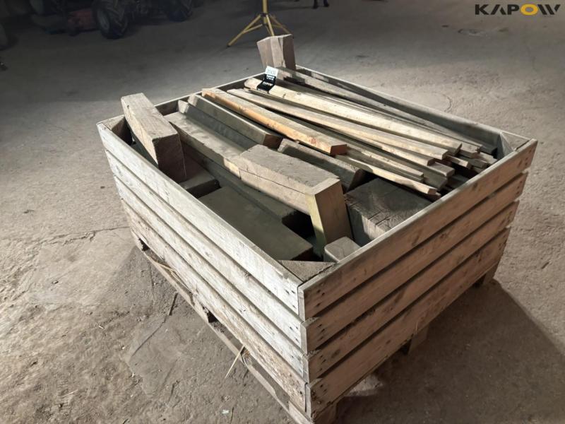 Pallet frame with wooden blocks 4