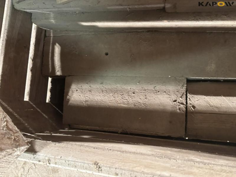 Pallet frame with wooden blocks 11