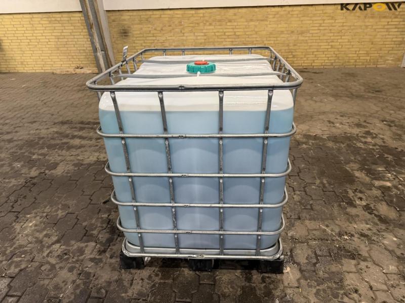 Pallet tank with washer fluid 8