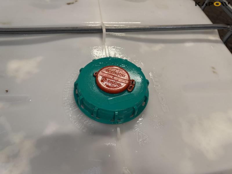 Pallet tank with washer fluid 9