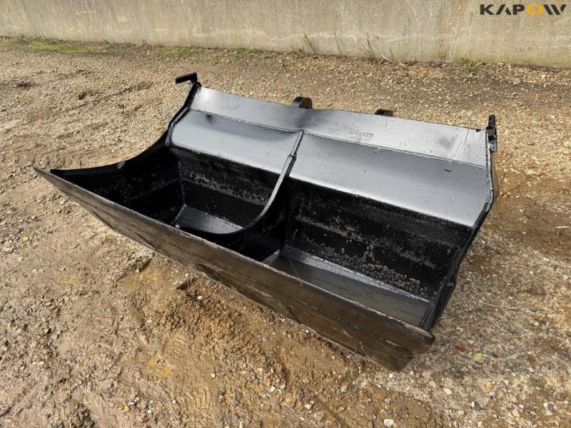 Grading bucket with Beco hitch 1