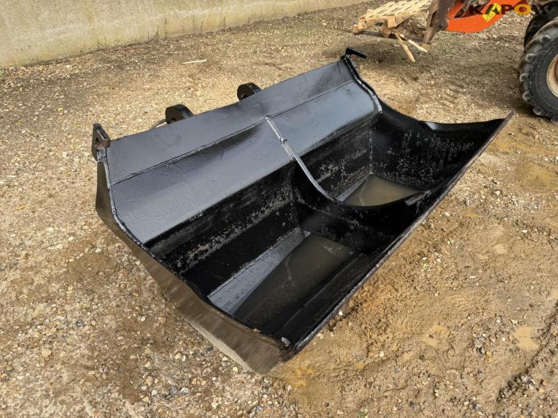Grading bucket with Beco hitch 3