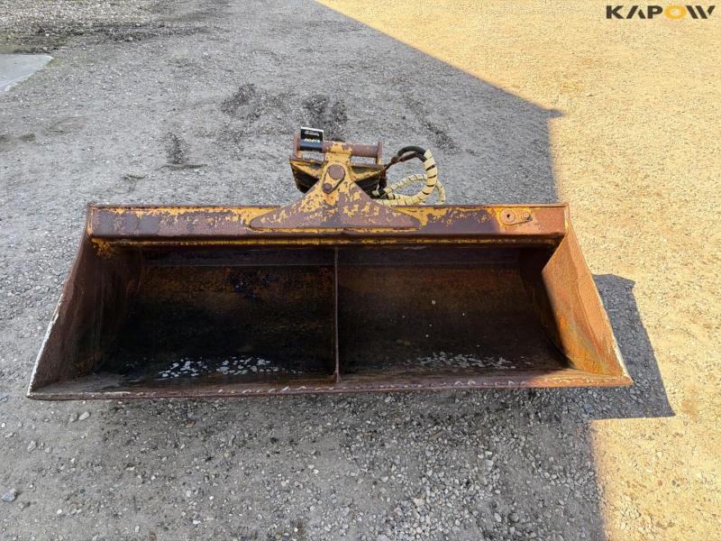 Grader bucket with Hydrema hitch 2