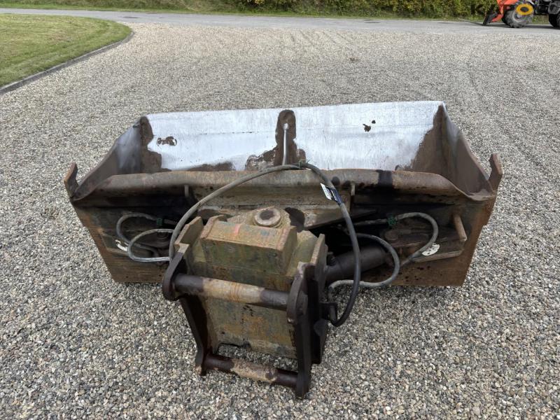 Grader bucket with S70 hitch 6