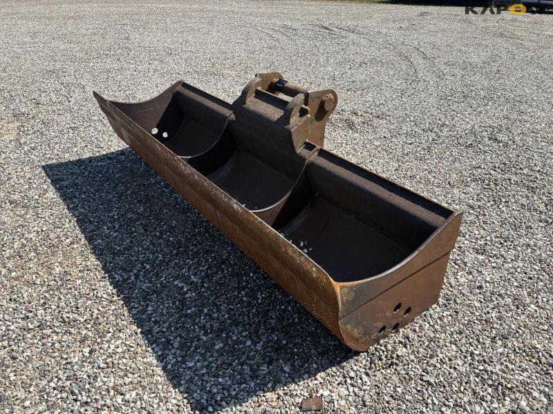 Grader bucket with shift 1