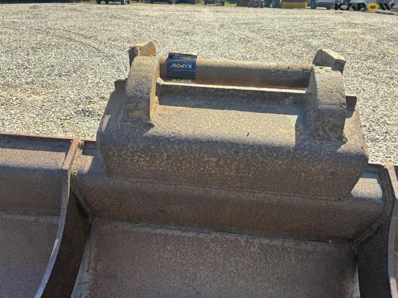Grader bucket with shift 11