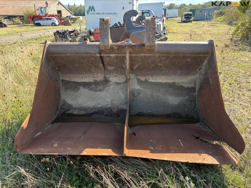 Grader bucket and digging tooth 2