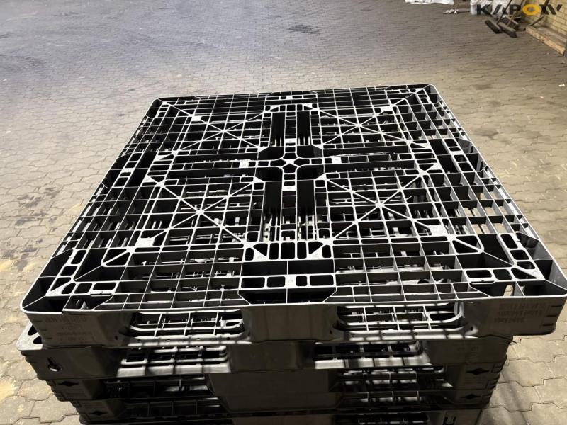 Plastic pallets - 11pcs 10