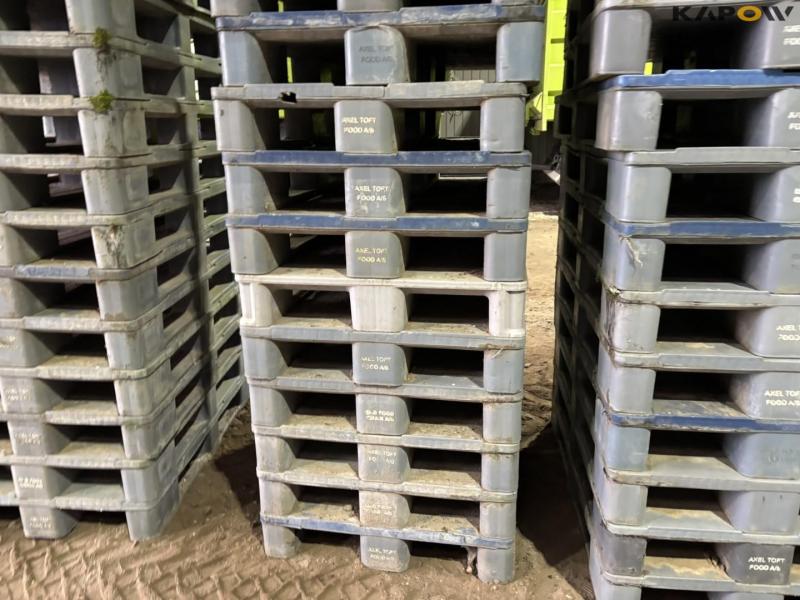 Plastic pallets 25