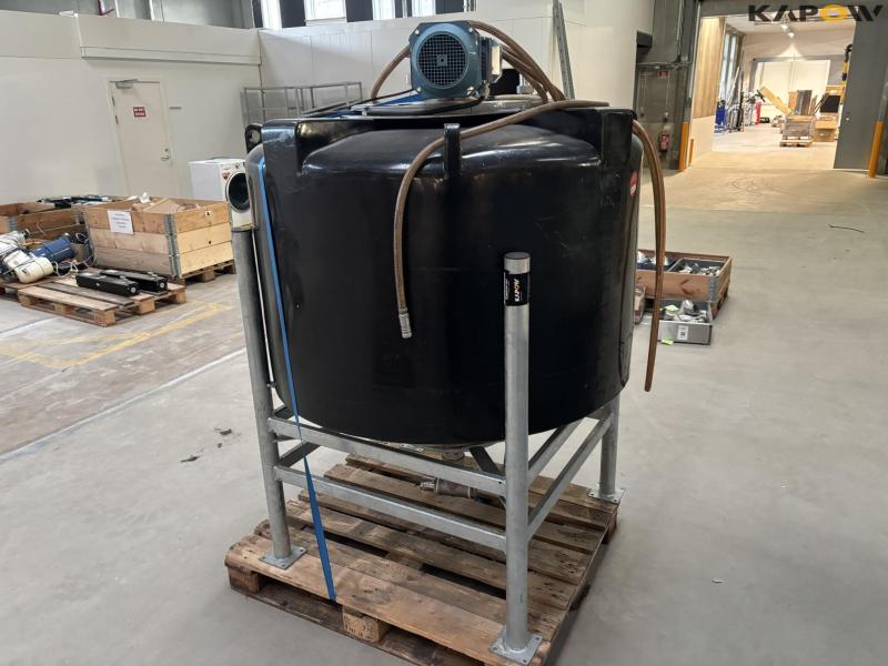 Plastic tank 1000 liters with agitator 4