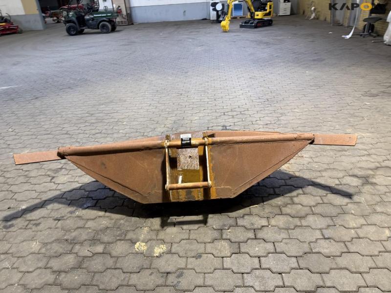 Profile bucket with Hydrema hitch 6