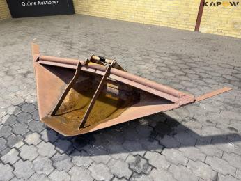 Profile bucket with Hydrema hitch