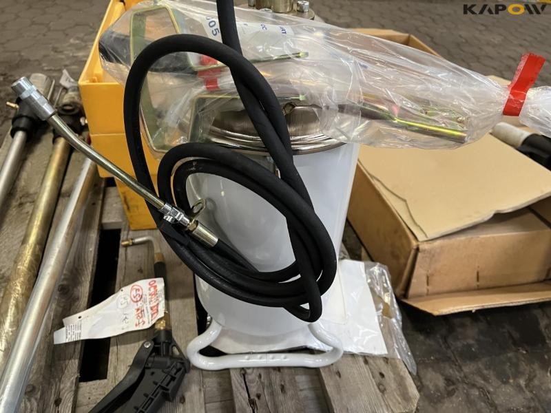 Pumps for oil and grease 13