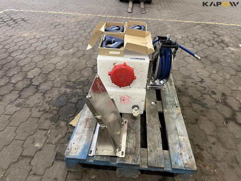 Raash hose reel with tank and handle 6