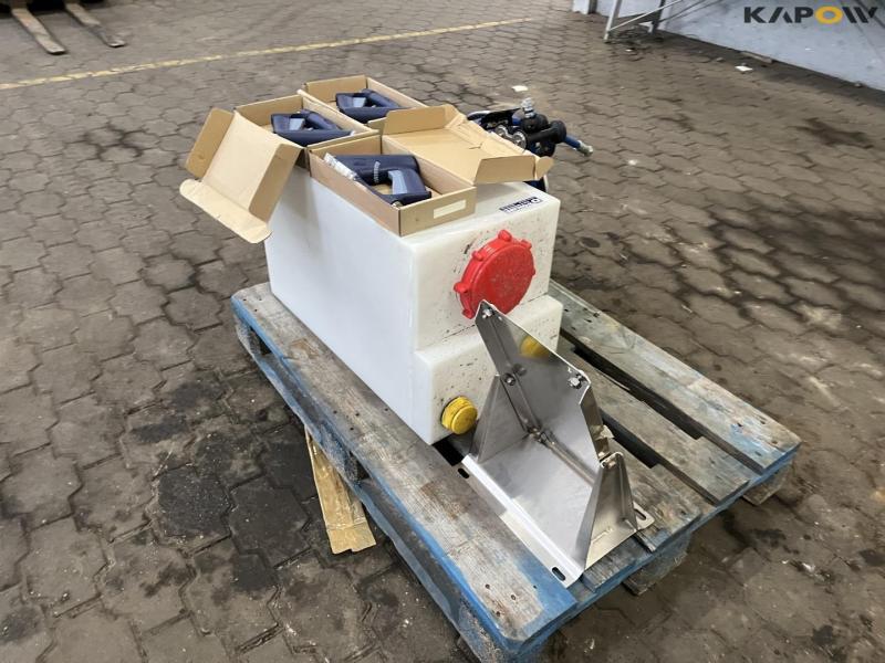 Raash hose reel with tank and handle 7