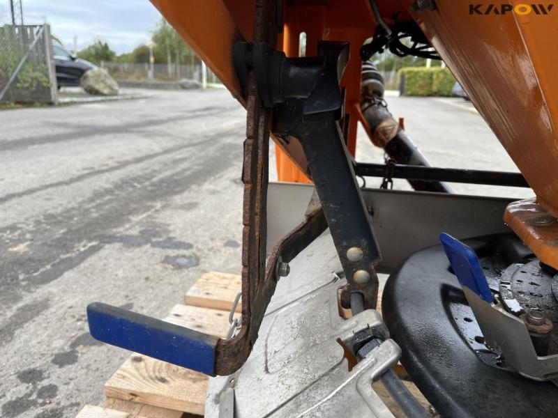 Rauch Axeo 18.1 salt spreader 13