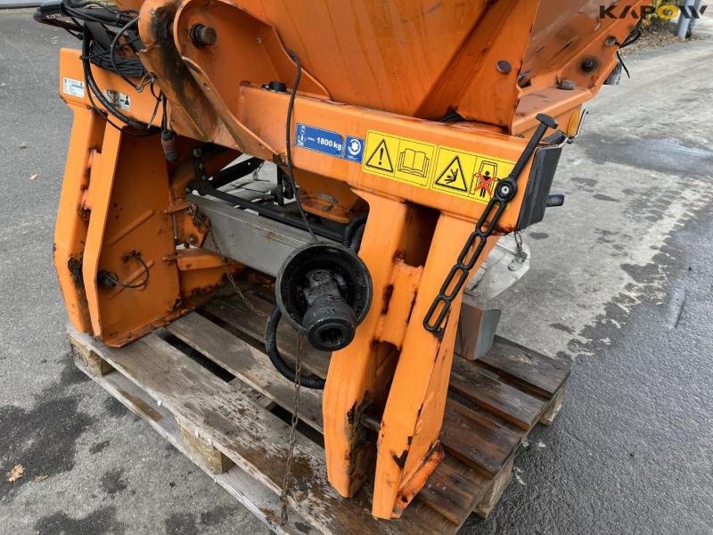 Rauch Axeo 18.1 salt spreader 9