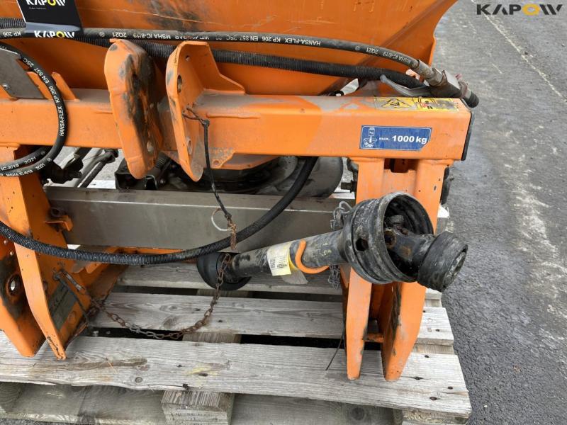 Rauch Axeo 6.1 salt spreader 11