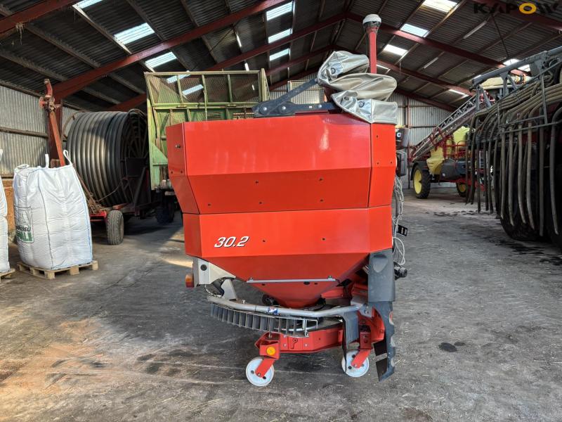 Rauch AXIS M 30.2 EMC fertilizer spreader 7