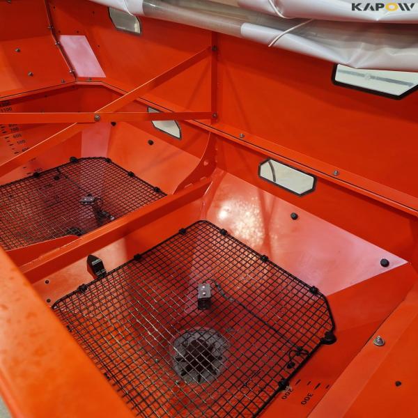 Rauch AXIS M 30.2 EMC-VSpro fertilizer spreader 12