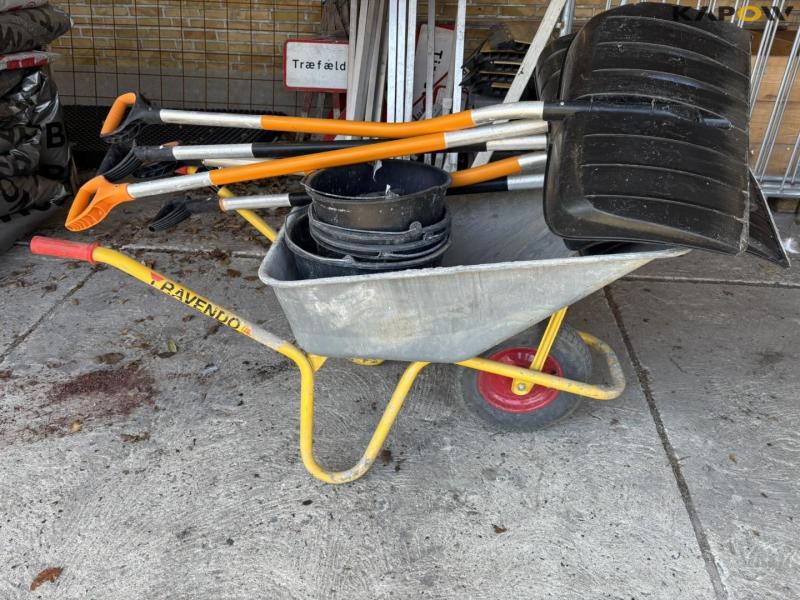 Ravendo wheelbarrow and tools 3