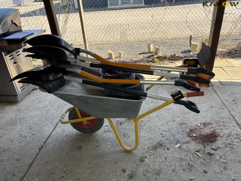 Ravendo wheelbarrow and tools 6