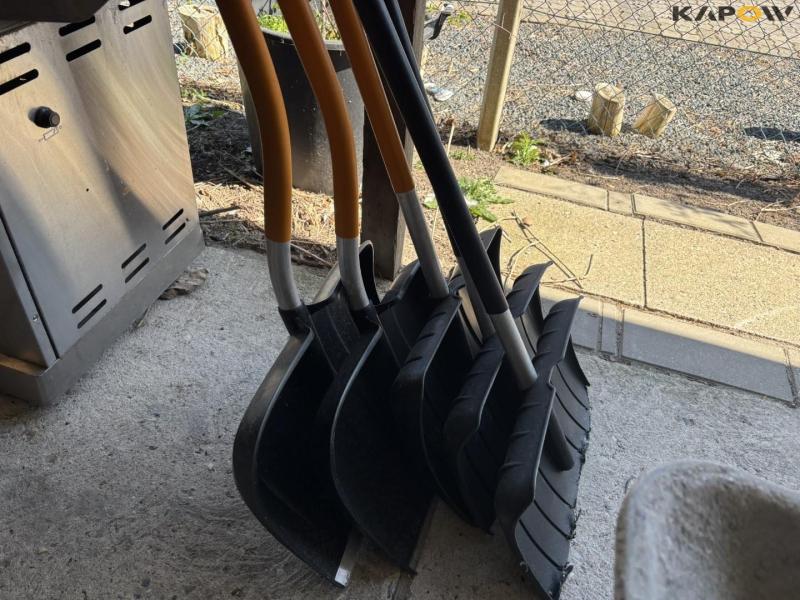 Ravendo wheelbarrow and tools 18
