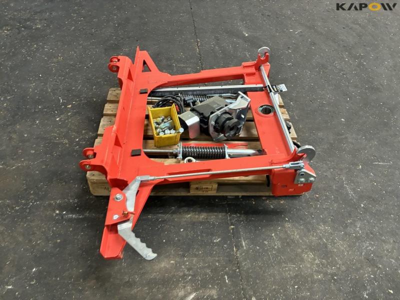Implement frame with quick hitch 4