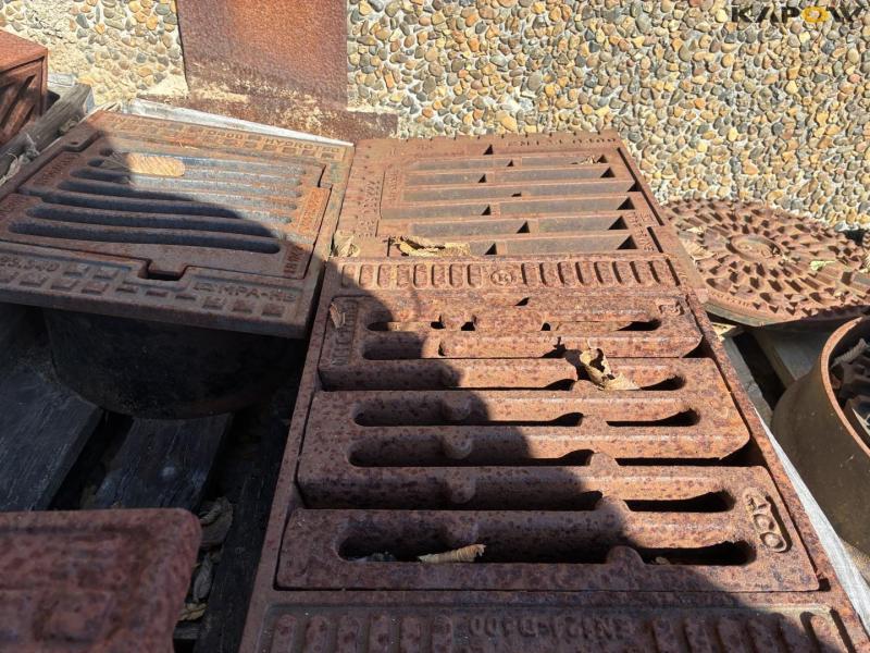 Gully drain components and flushing chambers 48