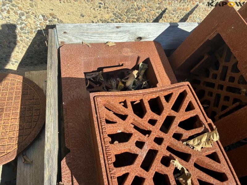 Gully drain components and flushing chambers 56