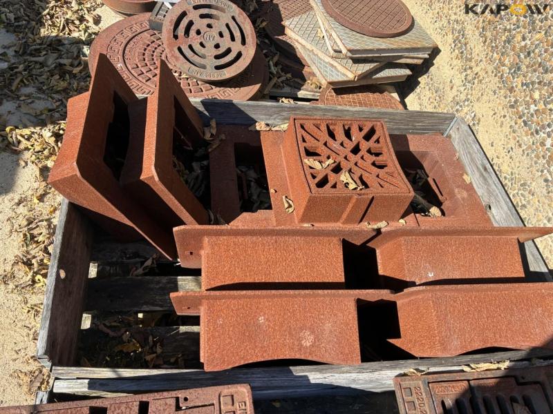 Gully drain components and flushing chambers 58