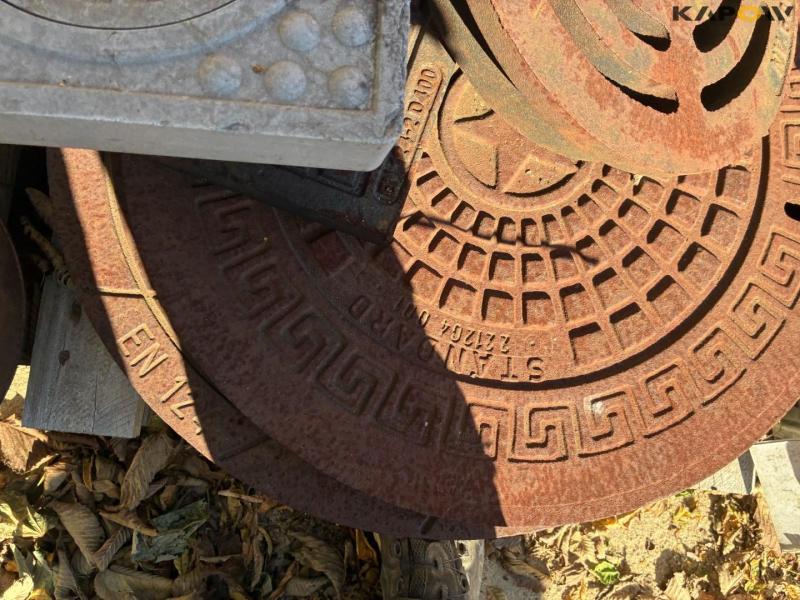 Gully drain components and flushing chambers 65