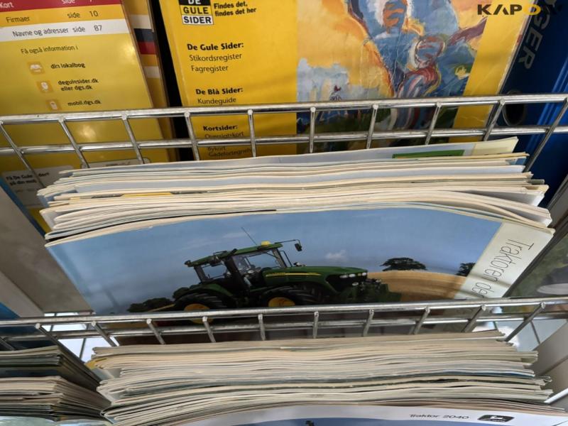 Bookshelf with instruction books 23