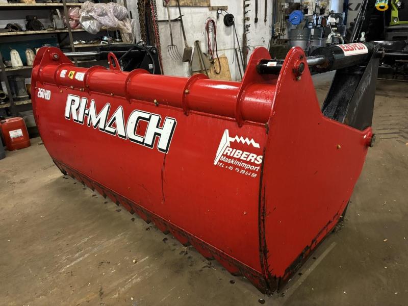 Ri-Mach 260-HD block cutter with Volvo hitch 1