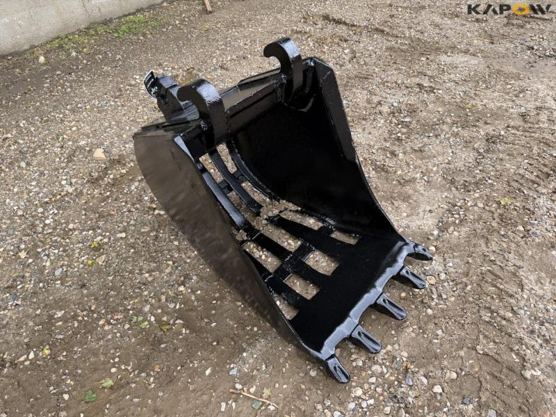 Screening bucket with Beco hitch 3