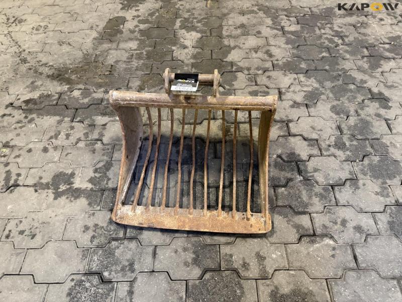 Shaker bucket with S30 hitch 2